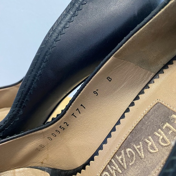 Ferragamo Black Leather Heels with Scallop details - Picture 7 of 10